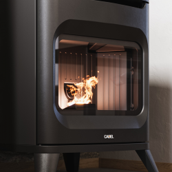 Pelletskamin HUBLOT UP 6kW i klassisk look, en perfekt kombination av italiensk design och modern värmeeffektivitet.
