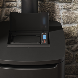 Pelletskamin HUBLOT UP 6kW i klassisk look, en perfekt kombination av italiensk design och modern värmeeffektivitet.