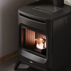 Pelletskamin HUBLOT UP 6kW i klassisk look, en perfekt kombination av italiensk design och modern värmeeffektivitet.