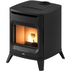 Pelletskamin HUBLOT UP 6kW i klassisk look, en perfekt kombination av italiensk design och modern värmeeffektivitet.